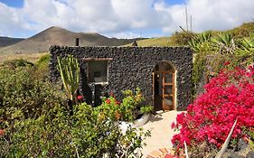 La Bodega - House on volcano with a piano